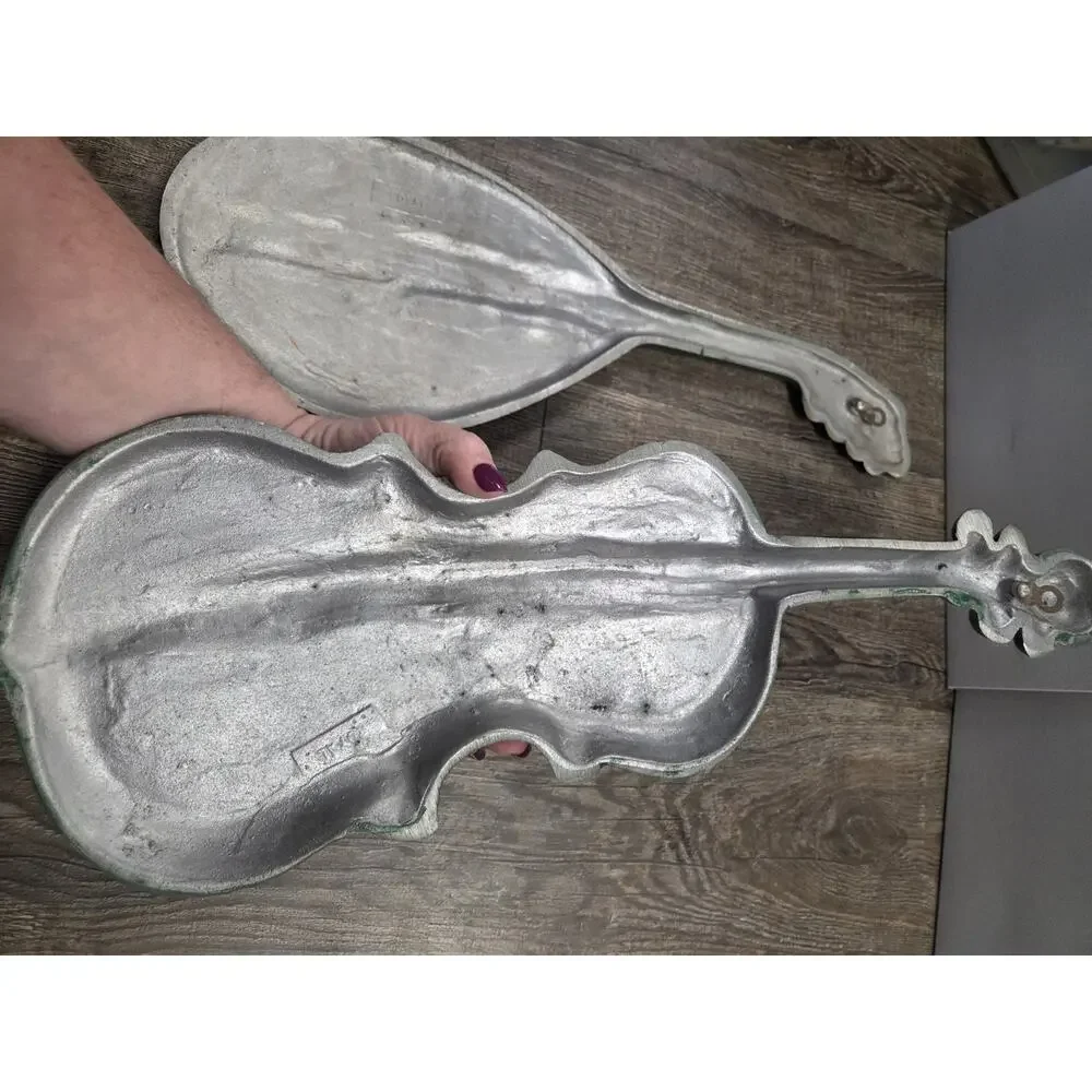VINTAGE Green Royal Cast METAL WALL HANGINGS- 1 VIOLIN AND 1 MANDOLIN
